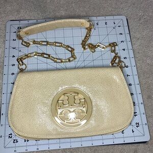 NWOT Tory Burch Beige Shoulder Bag with Gold Chain